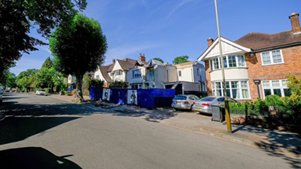 কিন্তু মিস্ত্রির কাজে খুব একটা সন্তুষ্ট ছিলেন না তিনি। কারণ তিনি যেমনটা চেয়েছিলেন তা পুরোপুরি করে দেননি তিনি।