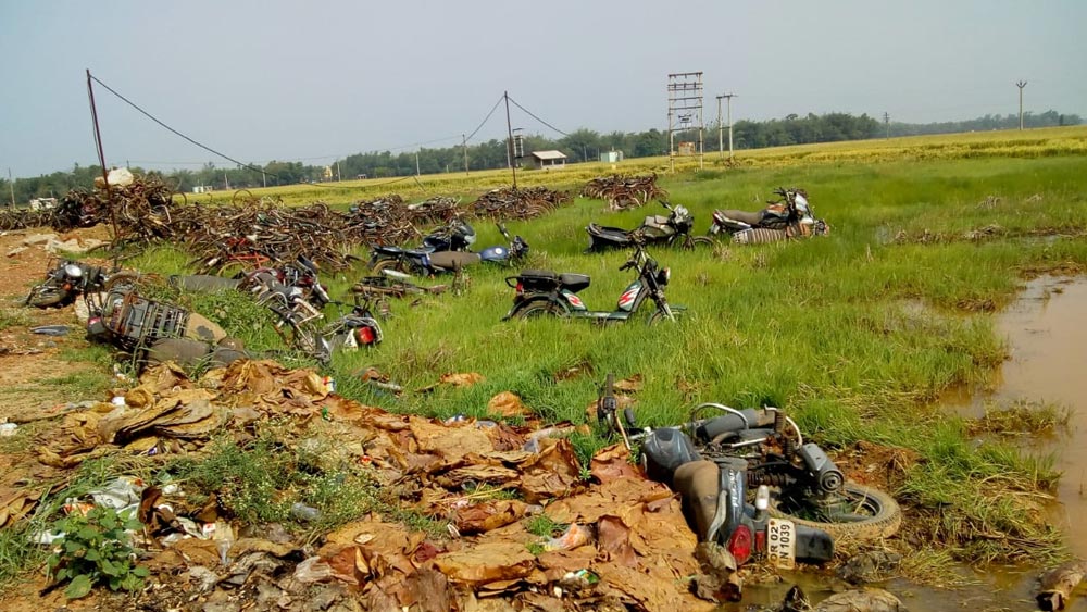 জাতীয় সড়কের ধারে পড়ে সাইকেল ও মোটর সাইকেল।