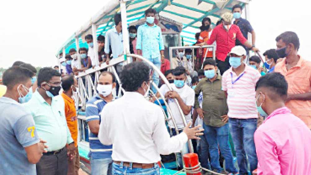 প্রশ্ন: ত্রাণ দিতে আসা যাত্রীদের জিজ্ঞাসাবাদ করছেন বিডিও। সুন্দরবনের দুর্গাদোয়ানি নদীতে।