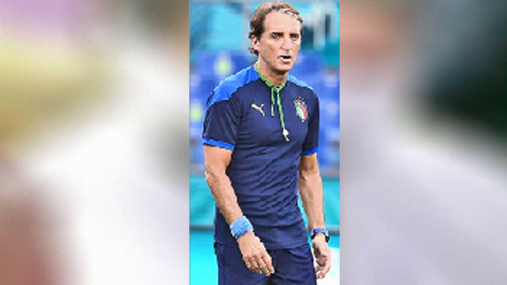 নজরে: অনুশীলনের ফাঁকে কোচ রবের্তো মানচিনি। 