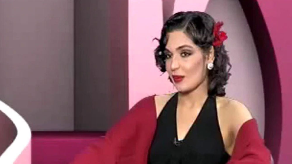 মীরার ইংরাজি উচ্চারণ মারাত্মক। মীরা তাঁর সেই ভুলে ভরা ইংরাজিতে কথা বলে নাকি চিকিৎসক-নার্সদের আপ্লুত করতে চেয়েছিলেন। তিনি যে এক জন তারকা এবং তাঁর সঙ্গে যেন সকলে তারকার মতো আচরণ করেন তা বোঝাতে গিয়েছিলেন।