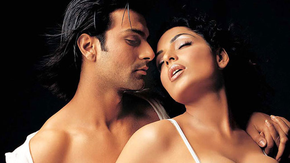 মীরাকে ফিরে আসতে হয় পাকিস্তানে। সেখানে তখনও আগের মতোই জনপ্রিয় ছিলেন তিনি। ফের ছবির প্রস্তাব আসতে শুরু করে তাঁর কাছে। ললিউডের পাশাপাশি পাক ধারাবাহিকে এখনও চুটিয়ে অভিনয় করে চলেছেন তিনি। কিন্তু এর মাঝে একটি খবর পাকিস্তানের সংবাদ মাধ্যমকে নাড়িয়ে দেয়।