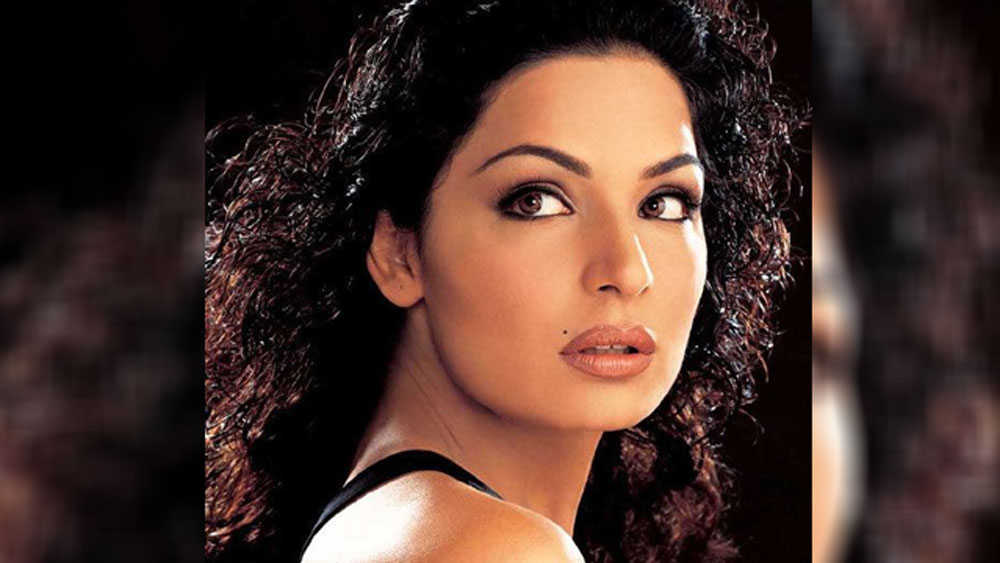 ‘চড়’ বিতর্ক তাঁকে ফের শিরোনামে আনে। তখন মীরার প্রতি মহেশের বিশেষ অনুভূতির কথাও সংবাদমাধ্যমে জানিয়েছিলেন মীরা। কিন্তু সব সময় যে বিতর্ককে সঙ্গী করে শিরোনামে থাকা যায় না সে দিন বুঝেছিলেন মীরা। প্রভাবশালী পরিচালক মহেশের বিরুদ্ধে মুখ খোলায় চিরতরে তাঁর বলিউড কেরিয়ারই শেষ হয়ে যায়।