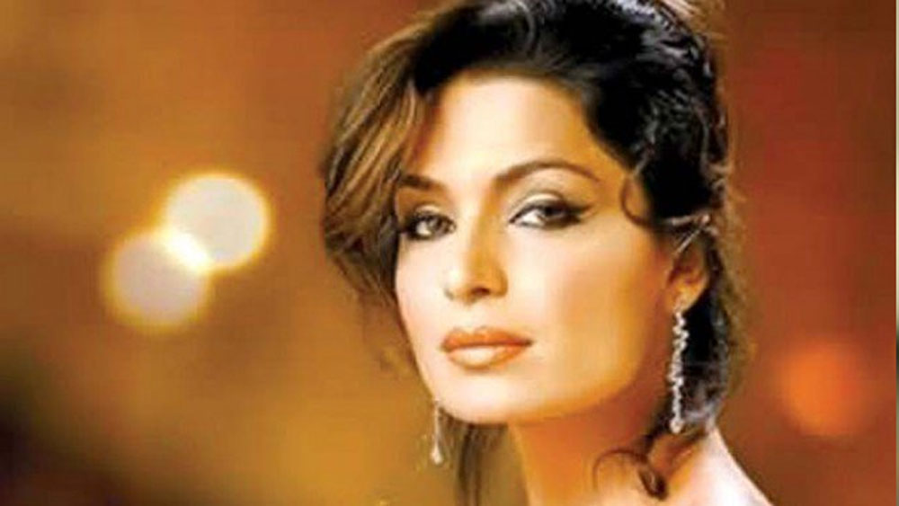 মাত্র ৩টি বলিউড ছবিতে সুযোগ পান তিনি। এই ৩টির কোনওটিই বক্স অফিসে প্রভাব ফেলতে পারেনি। উপরন্তু মহেশ ভট্টের সঙ্গে ঝামেলায় জড়িয়ে পড়ায় তাঁর বলিউড কেরিয়ার ওই ৩টি ফিল্মেই শেষ হয়ে যায়।