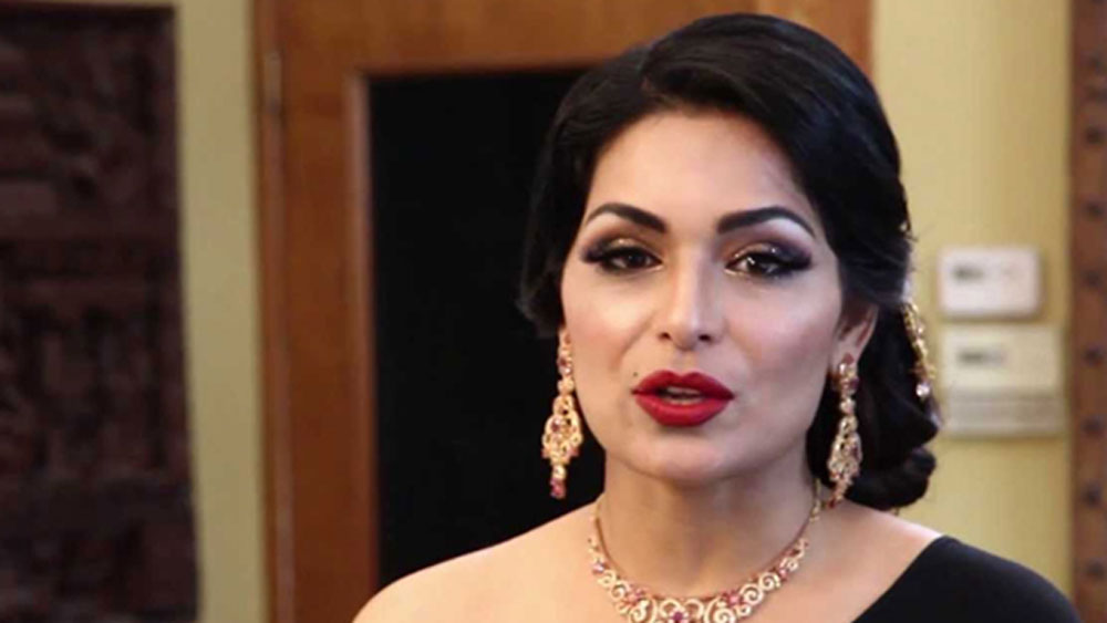 ললিউডে দ্রুত সিঁড়ি বেয়ে উপরে উঠতে থাকেন মীরা। অভিনয়ে তো তিনি দক্ষ ছিলেনই। পাশাপাশি আরও একটি বিষয় তাঁকে জনপ্রিয় করে তুলেছিল। সব সময় খবরের শিরোনামে থাকা। বিতর্ক যেন মীরার ছায়াসঙ্গী ছিল। তিনি যেখানেই গিয়েছেন, যা করেছেন সবেতেই কোনও না কোনও বিতর্ক তৈরি হয়েছে।