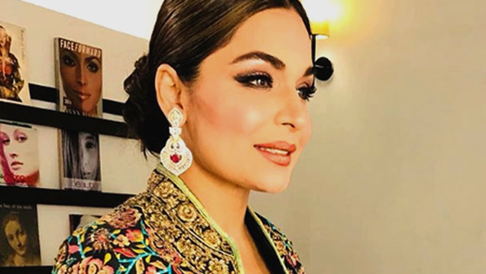 মীরার জন্ম ১৯৭৭ সালের ১২ মে। ৪৪ বছরের মীরা কেরিয়ার শুরু করেন ১৯৯৫ সালে। তবে অভিনয়ের জন্য প্রশংসা পান ৪ বছর পরে, ১৯৯৯ সালে।