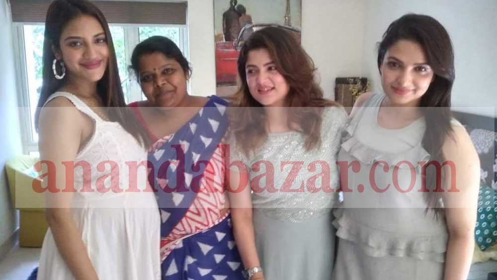 শ্রাবন্তী এবং তনুশ্রীর সঙ্গে নুসরত।