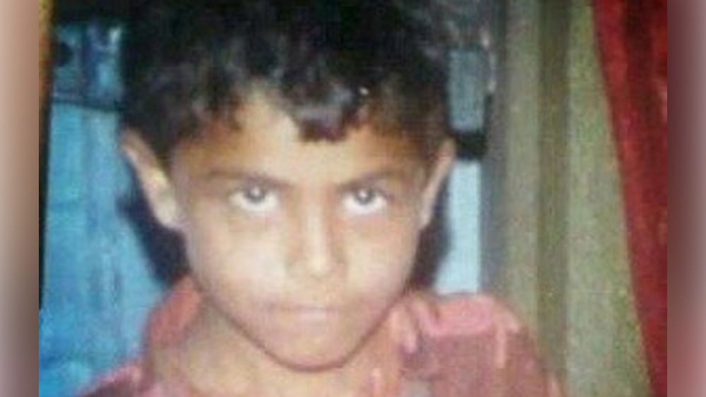 ব্যাটে, বলে, ফিল্ডিংয়ে তিনি অপরিহার্য। ভারতীয় দলে তাঁকে স্যর বলে ডাকা হয়। শিশু রবীন্দ্র জাডেজা পোজ দিয়েছেন ক্যামেরার সামনে।