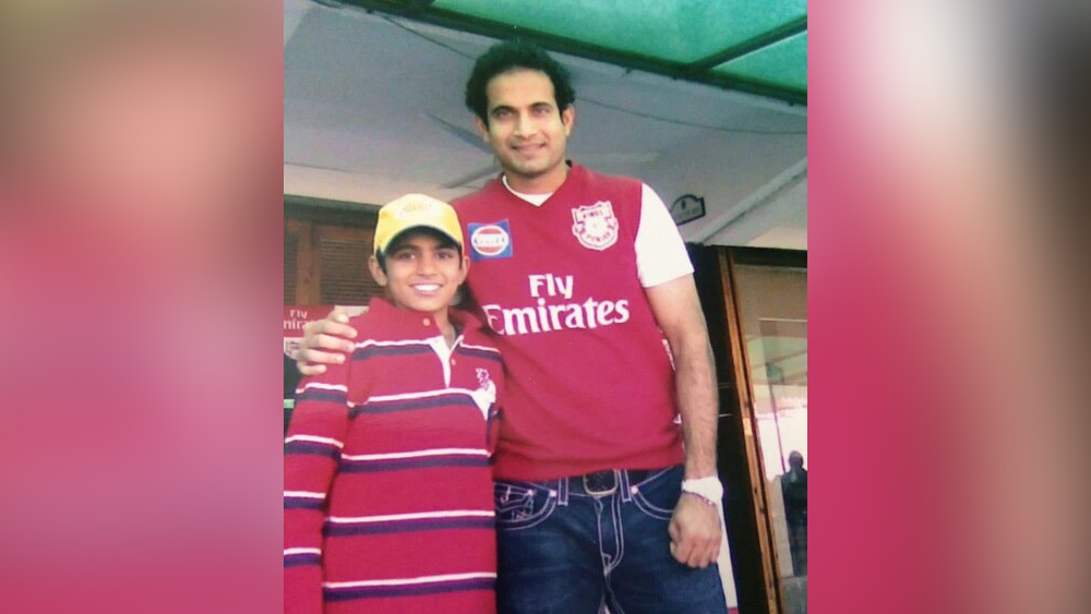 ইরফান পাঠানের পাশে দাঁড়িয়ে থাকা এই ছেলেটি নাকি সচিন কন্যার ‘বিশেষ বন্ধু’। ভবিষ্যতে ভারতীয় ক্রিকেটের নক্ষত্র হয়ে ওঠার রসদ তাঁর মধ্যে রয়েছে বলেই মনে করছেন বিশেষজ্ঞরা। এই পঞ্জাবতনয়ের নাম শুভমন গিল।