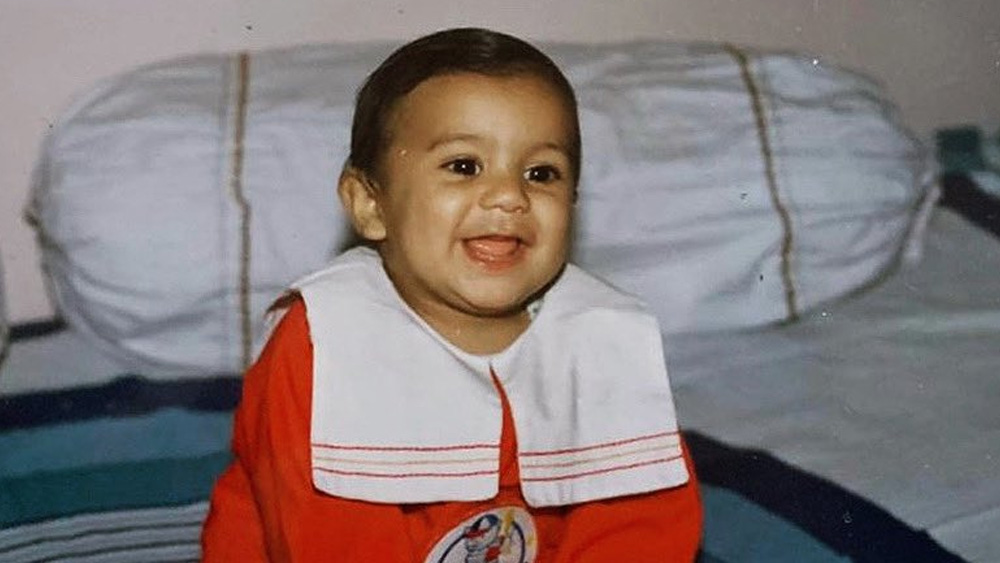 ওপেনার ময়াঙ্ক আগরওয়াল এই ছবিটি ভাগ করে নিয়েছিলেন নেটমাধ্যমে। ব্যাট করতে নেমে মাটি কামড়ে পড়ে থাকেন তিনি। এমন হাসি মুখেই যেন সামলে দেন বোলারদের।