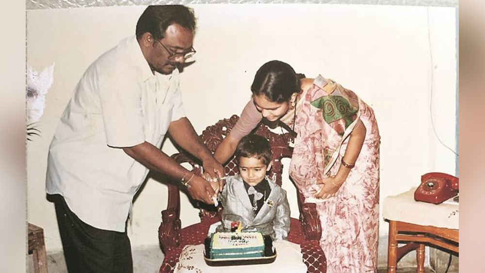 জন্মদিনের কেক কাটছেন হনুমা বিহারী। তাঁর ব্যাটিং প্রতিভা মুগ্ধ করে ভারতীয় সমর্থকদের। রহাণেদের অনুপস্থিতিতে ভারতীয় মিডল অর্ডারের ভরসা তিনিই।