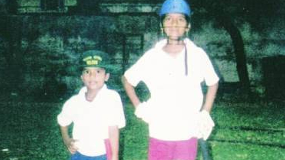 অস্ট্রেলিয়ার মাটিতে নতুন করে নিজেকে মেলে ধরলেন তিনি। ব্যাটে, বলে পারফর্ম করে বুঝতেই দেননি জাডেজার অনুপস্থিতি। ওয়াশিংটন সুন্দর এই ছবিতে রয়েছেন তাঁর দিদি শৈলাজার সঙ্গে।