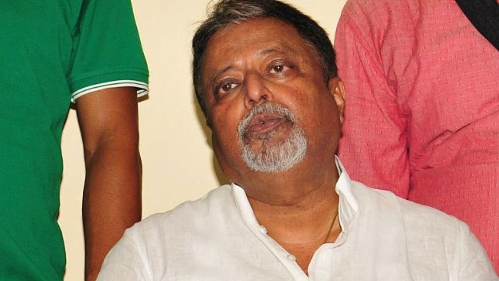 ভোটপর্ব মিটে যাওয়ার পরে করোনা আক্রান্ত হয়েছিলেন মুকুল। সঙ্গে স্ত্রী কৃষ্ণাও। এখনও কৃষ্ণাদেবী হাসপাতালে চিকিৎসাধীন। এই পর্বে বিজেপি-র পক্ষ থেকে তাঁর সঙ্গে যোগযোগ করা হয়নি বলে অভিযোগ ওঠে।