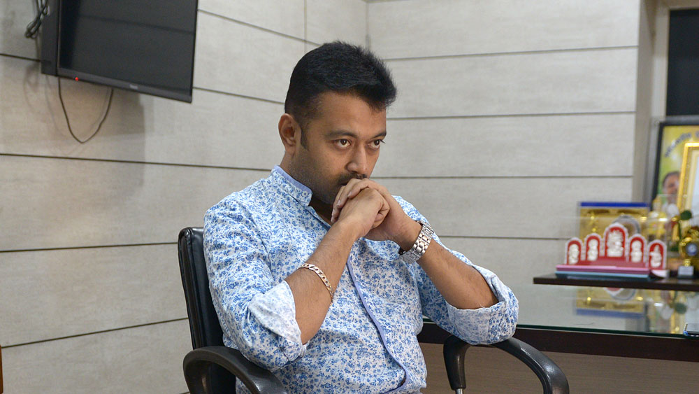 ভোটের প্রচারে নিজের কেন্দ্রের বাইরে সে ভাবে বার হননি মুকুল। এমনকি ছেলে শুভ্রাংশুর কেন্দ্র বীজপুরেও তাঁকে সে ভাবে দেখা যায়নি।