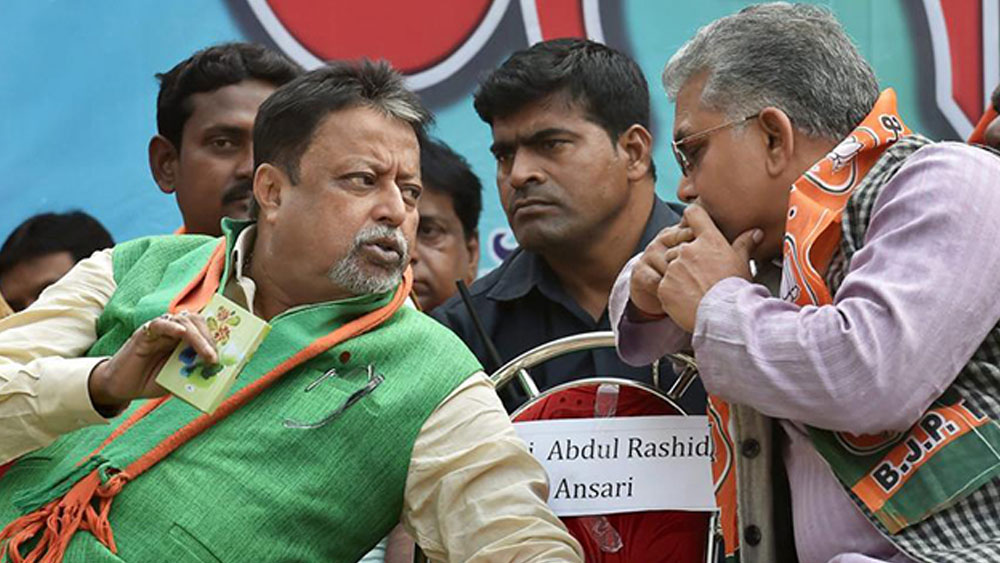 তার আগের ৩ বছরে একের পর এক ইস্যুতে মুকুলের সঙ্গে রাজ্য বিজেপি সভাপতি দিলীপ ঘোষের সঙ্ঘাত লেগেছে। বারবার হস্তক্ষেপ করতে হয়েছে কেন্দ্রীয় নেতৃত্বকে।