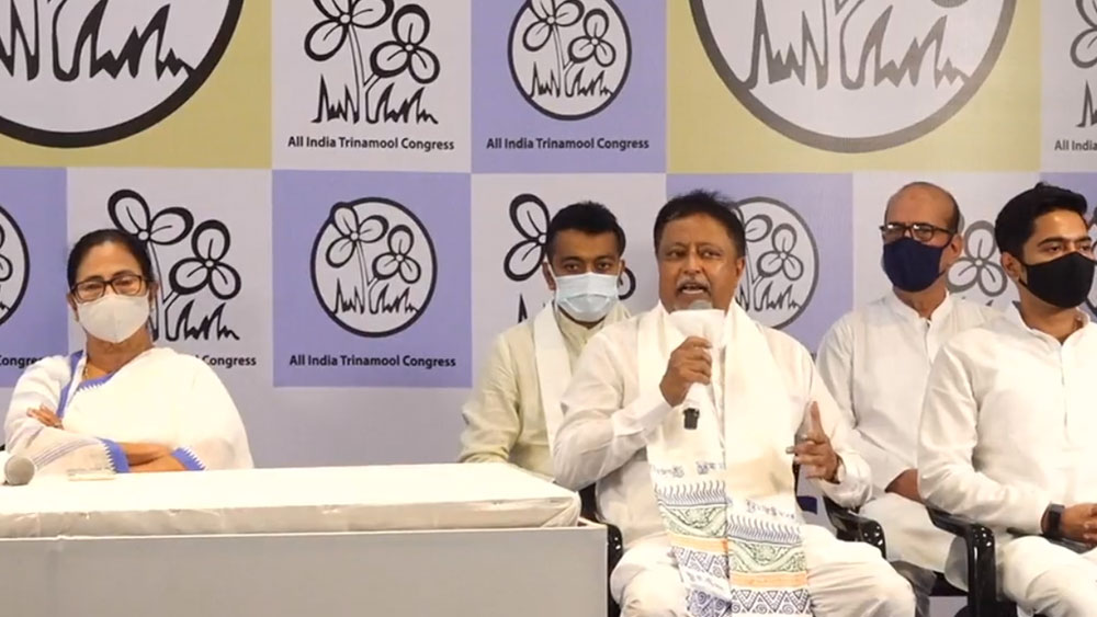 সরাসরি: পাশে মমতা-অভিষেক, মুকুল ফিরলেন সোনার কেল্লায়