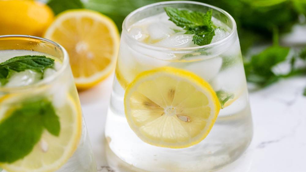 লেবুর জল খেলে ওজন কমাতে সুবিধা হতে পারে, জানিয়েছেন অনেকেই।