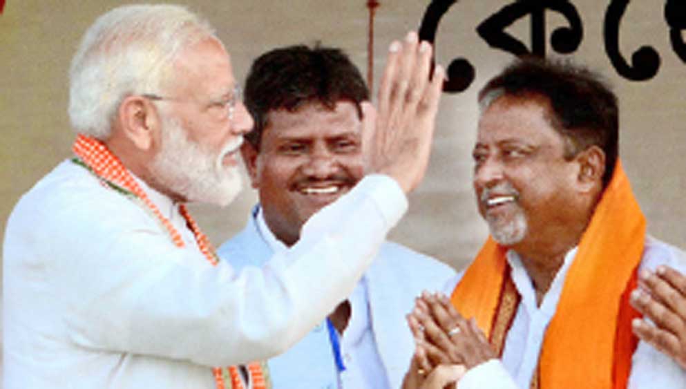 নরেন্দ্র মোদীর সঙ্গে এক মঞ্চে মুকুল রায়। 