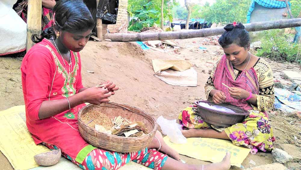 বিড়ি বাঁধছে চুমকিরা। মালদহে। নিজস্ব চিত্র