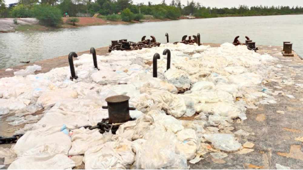 গোসাবার রাঙাবেলিয়া খেয়াঘাটে পড়ে রয়েছে প্লাস্টিকের জলের পাউচ।