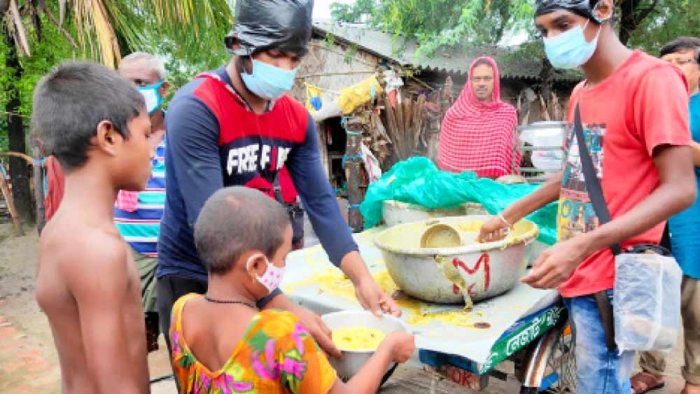 ছাত্রদল: দুর্গতদের রান্না করা খাবার বিলি করছে ছোটরা। নিজস্ব চিত্র।