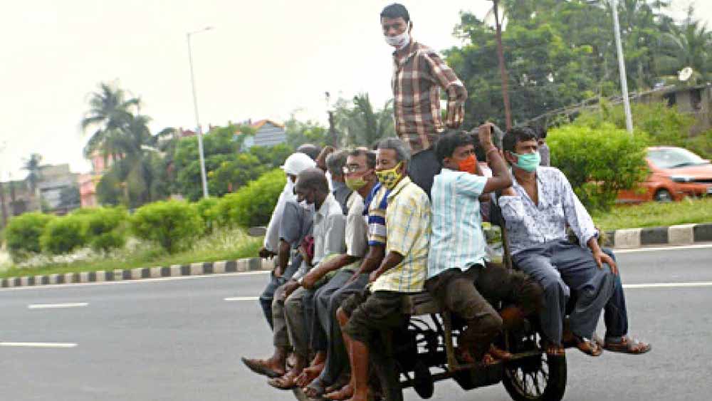ইঞ্জিন ভ্যানে করে গাদাগাদি করে যাতায়াত বাগনানের ৬ নম্বর জাতীয় সড়কে।