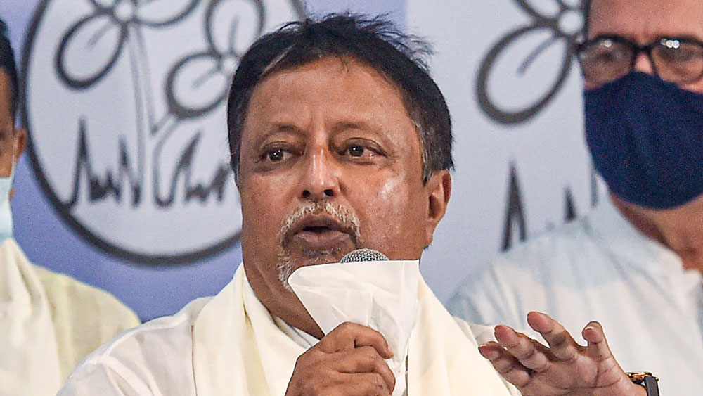 তৃণমূলে ফিরেই ‘খেলা’ শুরু মুকুলের, বেশ কয়েক জন বিজেপি বিধায়ককে ফোন