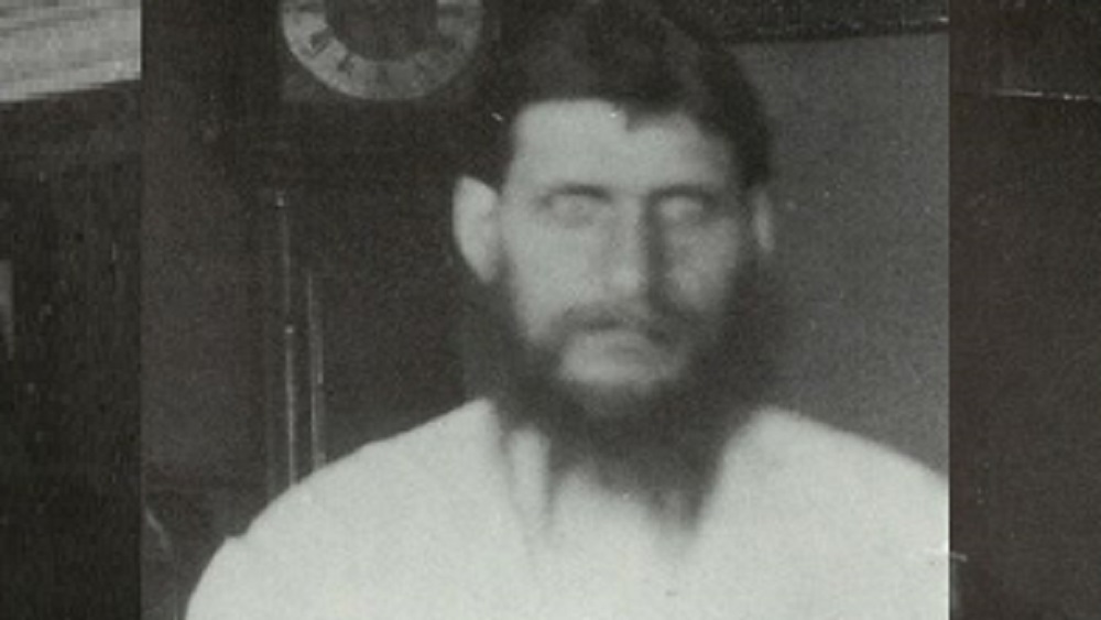 দরিদ্র পরিবারে যেখানে দু’মুঠো খাবার জোগাড় করতেই হিমশিম খেতে হত, সেখানে রাসপুতিনকে লেখাপড়া করাতে পারেননি তাঁর বাবা-মা। ছোট থেকে রাসপুতিন মুখচোরা হলেও, বড় হওয়ার সঙ্গে সঙ্গে অপরাধমূলক কাজের সঙ্গে নাম জড়াতে শুরু করে তাঁর। চুরি, মামলায় মিথ্যে সাক্ষী দেওয়া, ধর্মবোধে আঘাত করা, কৈশোর থেকে এই ধরনের নানা ঘটনায় জড়িয়ে পড়েন তিনি।