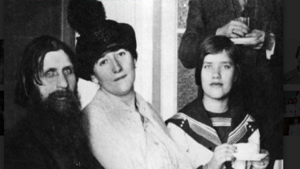 যৌবনে প্রেমেও পড়েন রাসপুতিন। বিয়ে করেন প্রাসকোভিয়া দুব্রোভিনাকে। ৭ সন্তান হয় তাঁদের, যার মধ্যে ৩ জন বেঁচেছিল। তবে সংসার, দায়-দায়িত্ব এবং দারিদ্র একেবারেই পোষাত না রাসপুতিনের। বরং ধীরে ধীরে ধর্মের দিকে ঝুঁকে পড়েন তিনি। তবে তাঁর ধর্মবিশ্বাস ছিল আলাদা। রাসপুতিনের বিশ্বাস ছিল, একমাত্র অপরাধের মাধ্যমেই ঈশ্বরের কাছাকাছি পৌঁছনো সম্ভব।