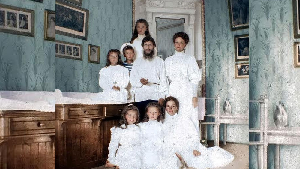 সন্তানকে বাঁচাতে রাসপুতিনকে রাজধানীতে ডেকে পাঠান জারিনা। শোনা যায়, মন্ত্রবলে অ্যালেক্সিসের রক্তপাত বন্ধ করে দেন রাসপুতিন। ধীরে ধীরে সুস্থ হয়ে ওঠেন তিনি। ছেলেকে মৃত্যুর মুখ থেকে বাঁচানোর জন্যই জার এবং তাঁর পরিবারের কাছে রাতারাতি রাসপুতিন ঈশ্বর-স্বরূপ হয়ে ওঠেন।