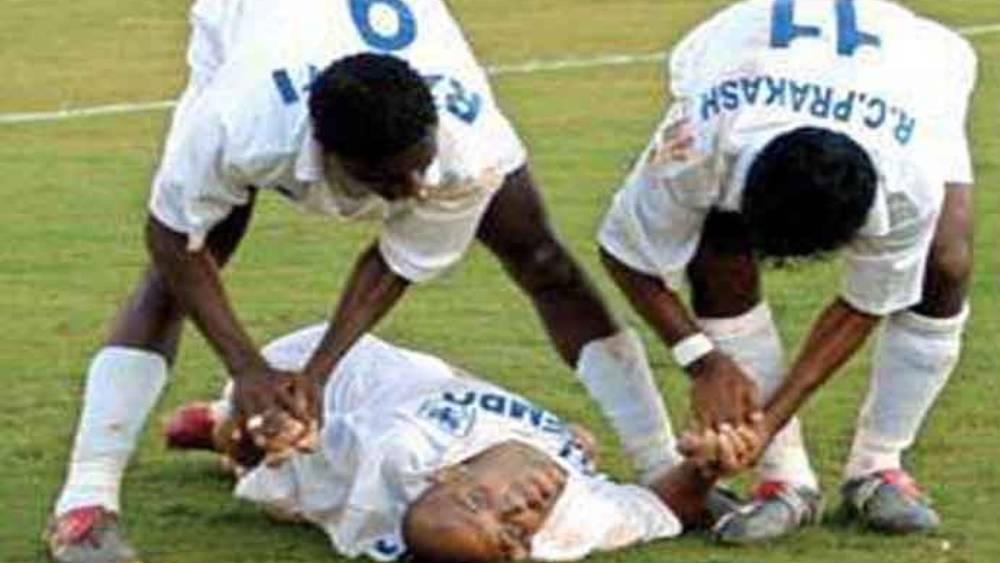 জুনিয়রকে বাঁচিয়ে তোলার চেষ্টা করছেন র‌্যান্টি ও আর সি প্রকাশ। ফাইল চিত্র। 