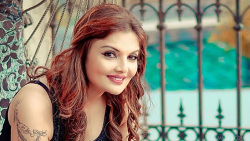 ১৯৯৭ সালে জিত্ উপেন্দ্র নামে এক দক্ষিণী অভিনেতাকে বিয়ে করেন তিনি। তাঁদের দুই সন্তানও রয়েছে। কিন্তু বিয়ের ১০ বছর পর তাঁদের বিচ্ছেদ হয়ে যায়। দুই সন্তান দীপশিখার কাছেই থাকে। ২০১১ সালে তাঁর জীবনে আরও একটি নতুন মোড় আসে।