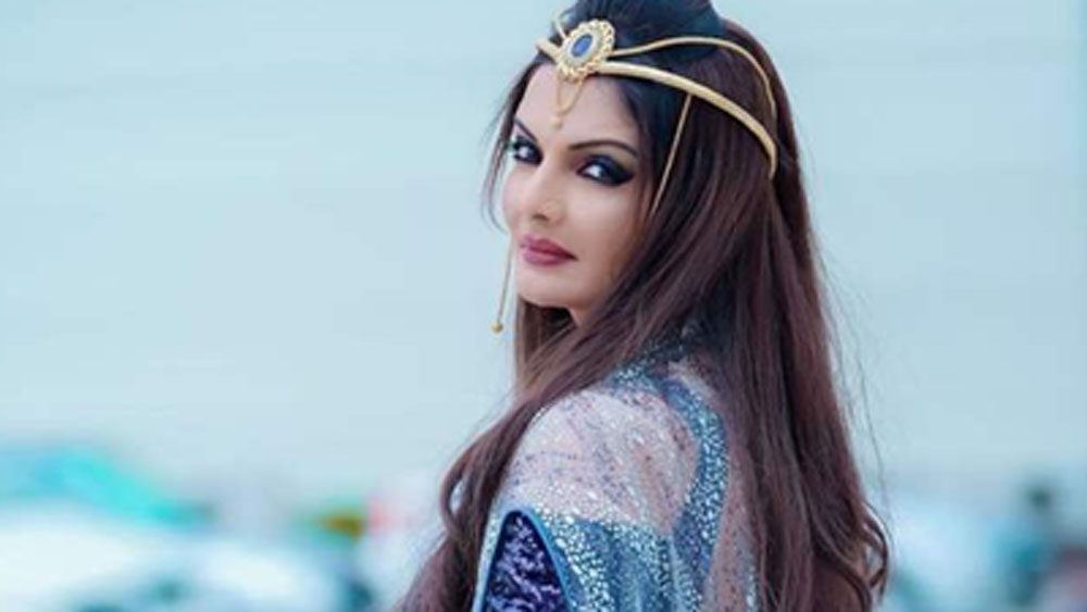 পরের বছরই রাকেশ রোশন তাঁকে নিজের ছবিতে নিতে চান। শাহরুখ এবং সলমনের সঙ্গে তাঁর কাজের সুযোগ করে দেন। কিন্তু সে ছবির স্ক্রিপ্ট পছন্দ হয়নি দীপশিখার। তাই রাকেশের প্রস্তাব ফিরিয়ে দেন।