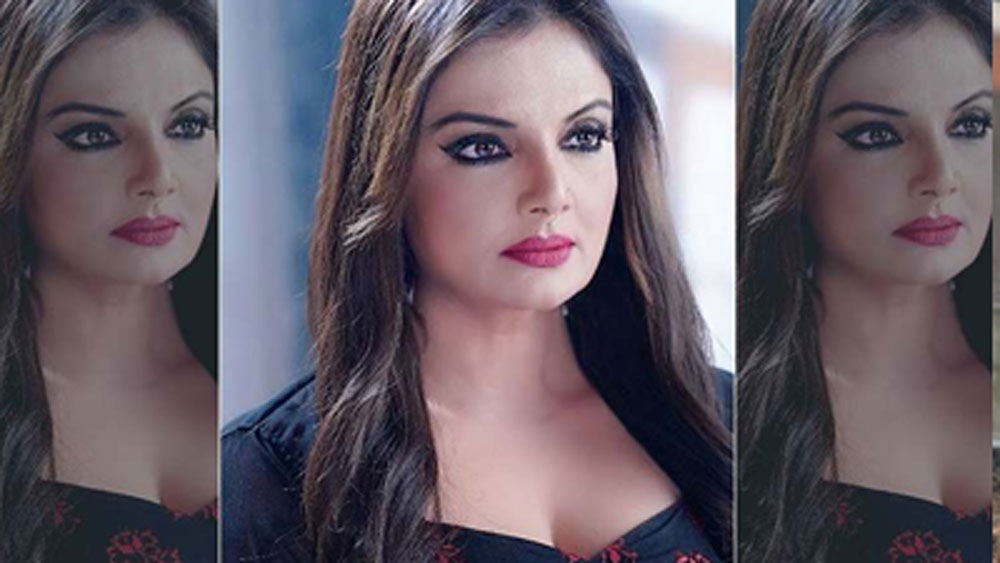 ১৯৯৪ সালে দেব আনন্দের পরিচালনায় ‘গ্যাংস্টার’-এ একটি ছোট চরিত্রে সুযোগ পান তিনি। ছবিটি এতটাই খারাপ ফল করেছিল যে দীপশিখা কারও নজরেই আসেননি।