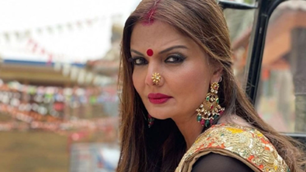 মূলত এর পর থেকেই মডেলিংয়ের ডাক পেতে শুরু করেন তিনি। কলেজে পড়ার সময় মডেলিং করে ভাল উপার্জন করতে শুরু করেন। ক্রমে গ্ল্যামার দুনিয়া ভাল লাগতে শুরু করে তাঁরও।