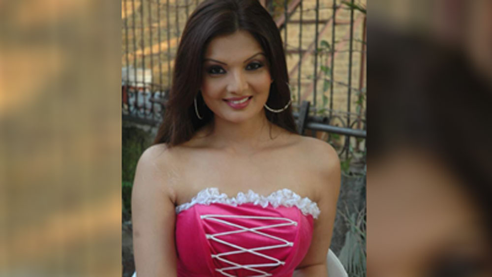 ঘটনাচক্রে ওই দিন কলেজে দর্শকাসনে থাক দীপশিখাকেই ফ্যাশন শো-এ অংশ নিতে হয়েছিল। কোনওরকম প্রস্তুতি ছাড়াই দীপশিখা সকলকে তাক লাগিয়ে দেন।