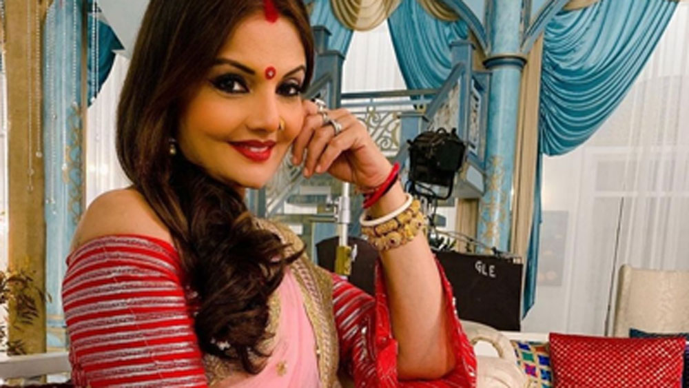 ফলে ছোট থেকেই তিনি অভিনয়ের সঙ্গে জুড়ে গিয়েছিলেন। কিন্তু প্রথমে দীপশিখার কোনও আগ্রহ ছিল না অভিনয়ে। বরং তাঁর বোন অভিনেত্রী হতে চেয়েছিলেন।