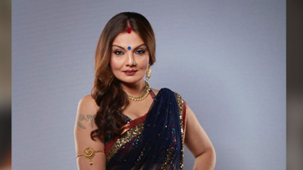 তিনি দীপশিখা নাগপাল। দীপশিখার জন্ম ১৯৬৮ সালে। তাঁর বাবা ছিলেন পরিচালক এবং লেখক। মা ছিলেন অভিনেত্রী।