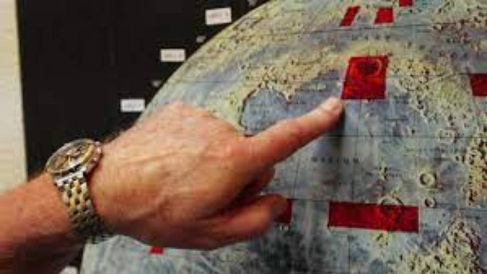 জমি কিনলেও তা চোখে দেখার সুযোগ প্রায় নেই। তাই দলিলের সঙ্গে ক্রেতাদের একটি করে চাঁদের মানচিত্র দেন হোপ। যাতে তাঁরা বুঝতে পারেন ঠিক কোন জায়গায় জমি কিনলেন।