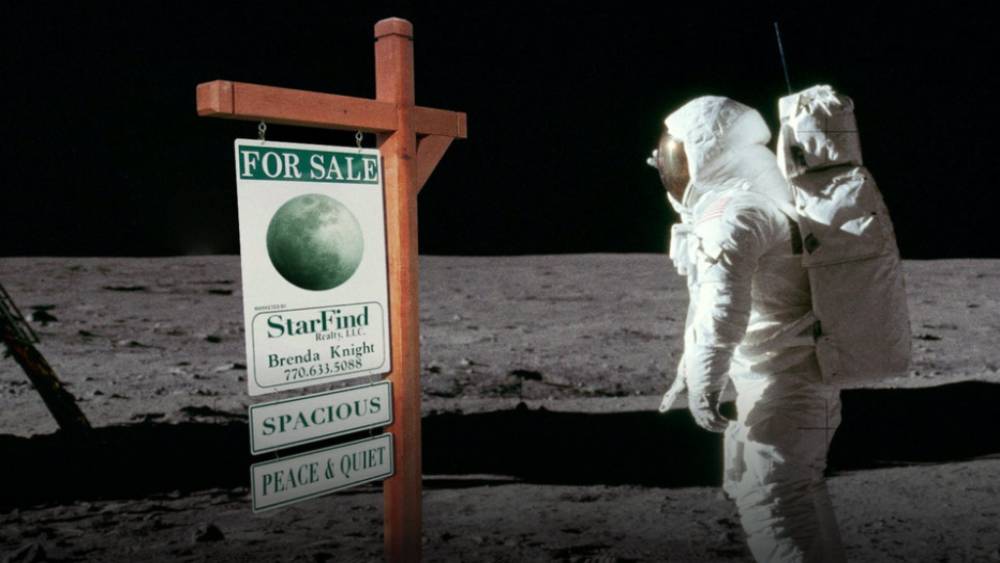 এ পর্যন্ত নাকি ৬০ লক্ষেরও বেশি ক্রেতাকে চাঁদের ৬১.১ কোটি একর জমি বিক্রি করেছেন হোপ। তাঁর দাবি, চাঁদের জমির চাহিদা ভালই। এমন নাকি অনেকেই আছেন যাঁরা জমি কিনতে বার বার ফিরে আসেন তাঁর সংস্থায়।