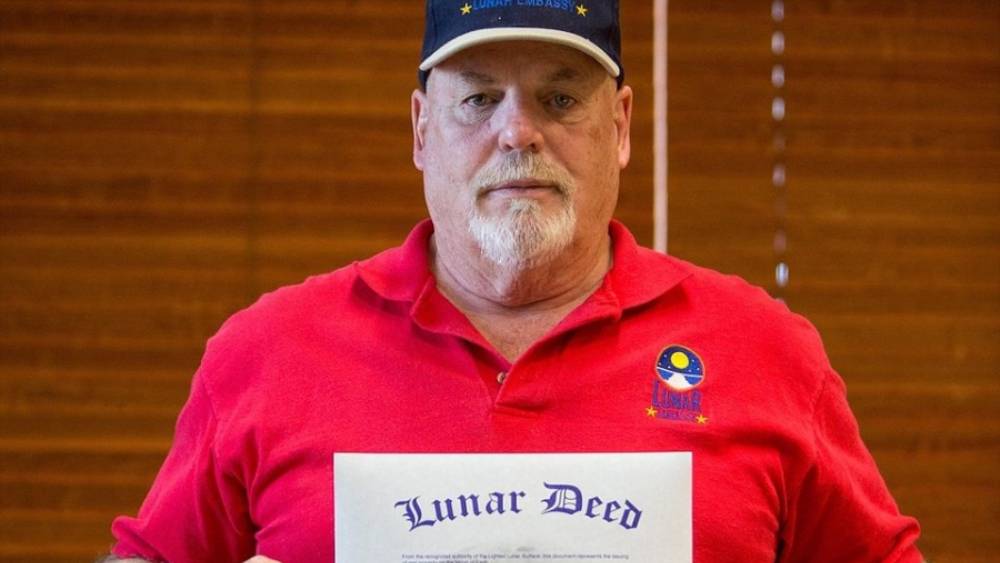 হোপ নিজেই সংস্থার সিইও। যদিও এই সিইও-র অর্থ চিফ এগজিকিউটিভ অফিসার নয়। সেলেশ্চিয়াল এগজিকিউটিভ অফিসার। মহাজাগতিক বিশেষ অধিকর্তা। তবে নিজেকে ‘চাঁদের মালিক’ বলতেই বেশি পছন্দ করেন হোপ।