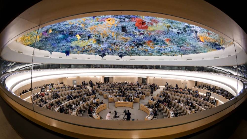 এ ব্যাপারে রাষ্ট্রপুঞ্জের আনা একটি প্রস্তাবের ফাঁক ফোকরই সাহায্য করেছিল হোপকে। ওই প্রস্তাবের মূল বিষয় ছিল সৌরজগতের মধ্যে থাকা মহাজাগতিক বস্তু। রাষ্ট্রপুঞ্জ বলেছিল, বিশ্বের কোনও দেশ বা কোনও দেশের সরকার সৌরজগতের কোনও মহাজাগতিক বস্তুর উপর নিজেদের অধিকার, মালিকানা বা আইনি সত্ত্ব দাবি করতে পারবে না।