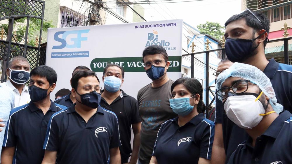 সৌরভ গাঙ্গুলি ফাউন্ডেশনের কর্মীদের সঙ্গে বিসিসিআই প্রধান। নিজস্ব চিত্র। 