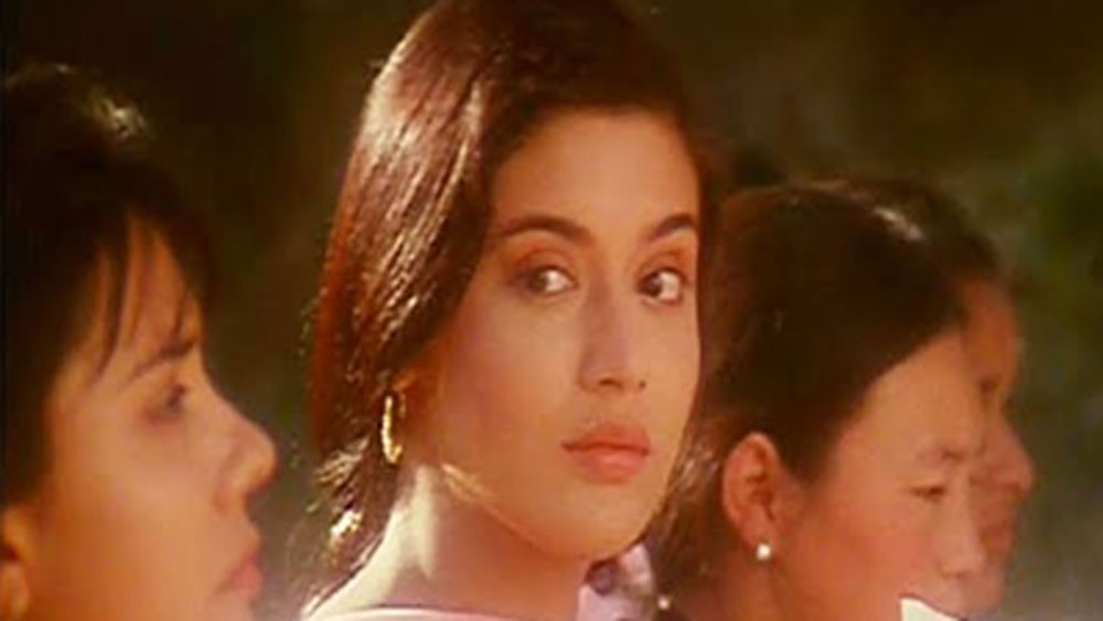 আপাত শান্ত স্বভাবের এই নায়িকাকে প্রথমে ইন্ডাস্ট্রিতে নিজের জায়গা তৈরি করার জন্য নিজের পরিচয় বিসর্জন দিতে হয়েছিল। তার পর তাঁকে কেরিয়ারও বিসর্জন দিতে হয় আর এক চাপে। এ বার অবশ্য বাধ্যবাধকতা এসেছে অন্য দিক থেকে। একমাত্র সন্তানের জন্মের পর স্বেচ্ছায় অভিনয় থেকে বিরতি নেন তিনি।