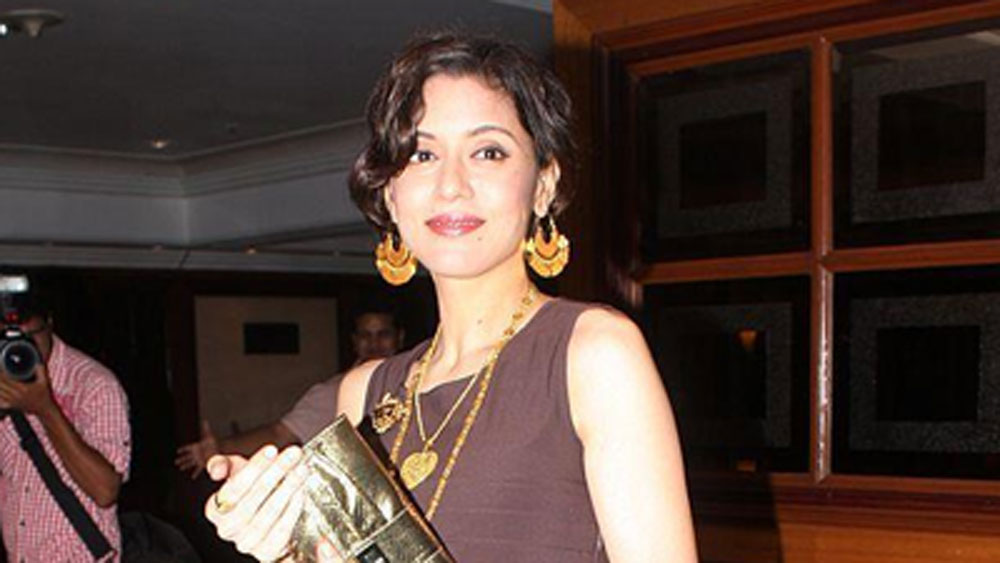 তাঁর স্বামী মনোজও তখন ইন্ডাস্ট্রিতে নতুন। তিনিও প্রতিষ্ঠিত হওয়ার জন্য পরিশ্রম করছেন। ‘করীব’ ছবির পর পরই তাঁদের আলাপ। ২০০৫ সালে তাঁরা বিয়ে করেন।