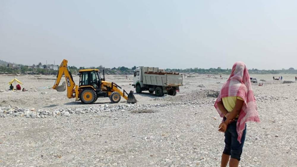 ঘিস নদী থেকে তোলা হচ্ছে বালি ও পাথর।