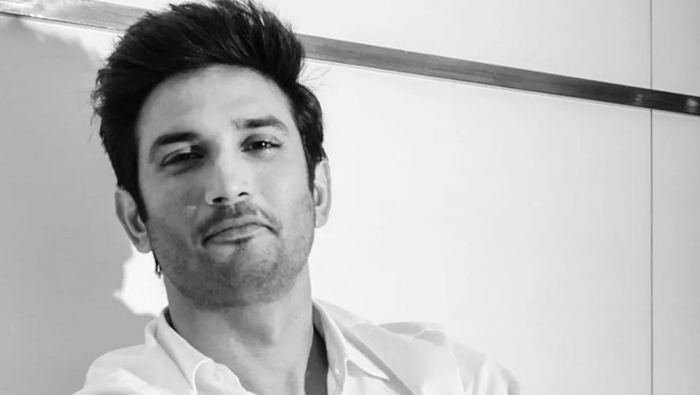 এক বছর পূর্ণ হল সুশান্ত সিংহ রাজপুতের মৃত্যুর। ২০২০ সালের ১৪ জুন গলায় দড়ি লাগানো অবস্থায় মুম্বইয়ের বাড়ি থেকে ঝুলন্ত দেহ উদ্ধার হয়েছিল সুশান্তের। সুশান্তের মৃত্যু শুধু বলি ইন্ডাস্ট্রিকেই নয়, সারা দেশকে রীতিমতো নাড়িয়ে দিয়েছিল।