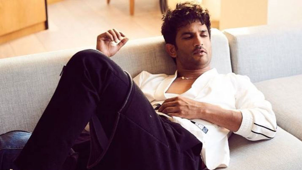 রিয়া, তাঁর বাবা এবং ভাইকে দফায় দফায় জেরা করা হয়। ৪ সেপ্টেম্বর প্রথমে গ্রেফতার হন রিয়ার ভাই এবং সুশান্তের বাড়ির ম্যানেজার। টানা ৩ দিন জেরার পর ৮ সেপ্টেম্বর রিয়াকে গ্রেফতার করে এনসিবি। মাদকযোগ তদন্তে একাধিক বলি তারকার নামও জড়িয়ে পড়ে।