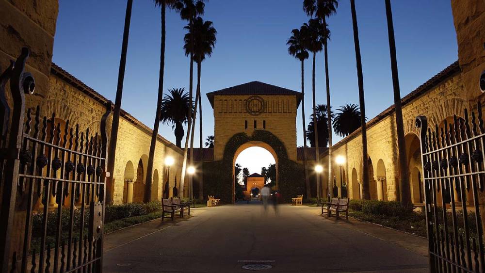 স্বপ্নকে মুঠোয় ধরা যায়, যদি লক্ষ্য স্থির থাকে— উত্তরপ্রদেশের প্রত্যন্ত গ্রামের এক নিম্নবিত্ত পরিবারের ছাত্র তা ফের এক বার প্রমাণ করে দিলেন। আমেরিকার স্ট্যানফোর্ড বিশ্ববিদ্যালয়ে সম্পূর্ণ বিনা খরচে। পড়াশোনা করার সুযোগ পেয়েছেন তিনি। যা তাঁর সামনে অধরা স্বপ্ন সত্যি করার দরজা খুলে দিয়েছে।