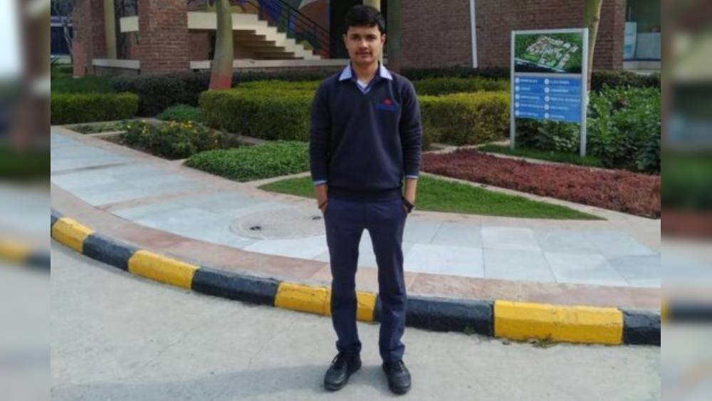 উত্তরপ্রদেশের আলিগড় জেলার আক্রাবাদ গ্রামে বাড়ি ওই ছাত্রের। নাম মনু চৌহান। বয়স ১৮। এ বছরই দ্বাদশের পরীক্ষায় বসার কথা ছিল তাঁর।